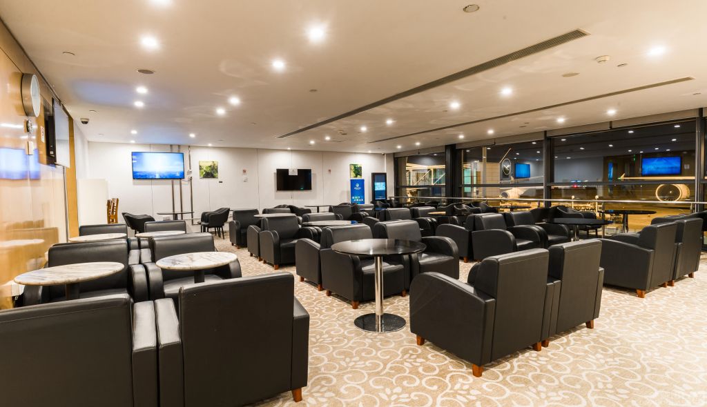 No. 73 First Class Lounge atmosphere, image 2