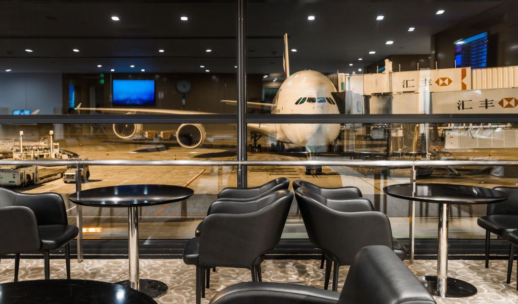 No. 73 First Class Lounge atmosphere, image 6