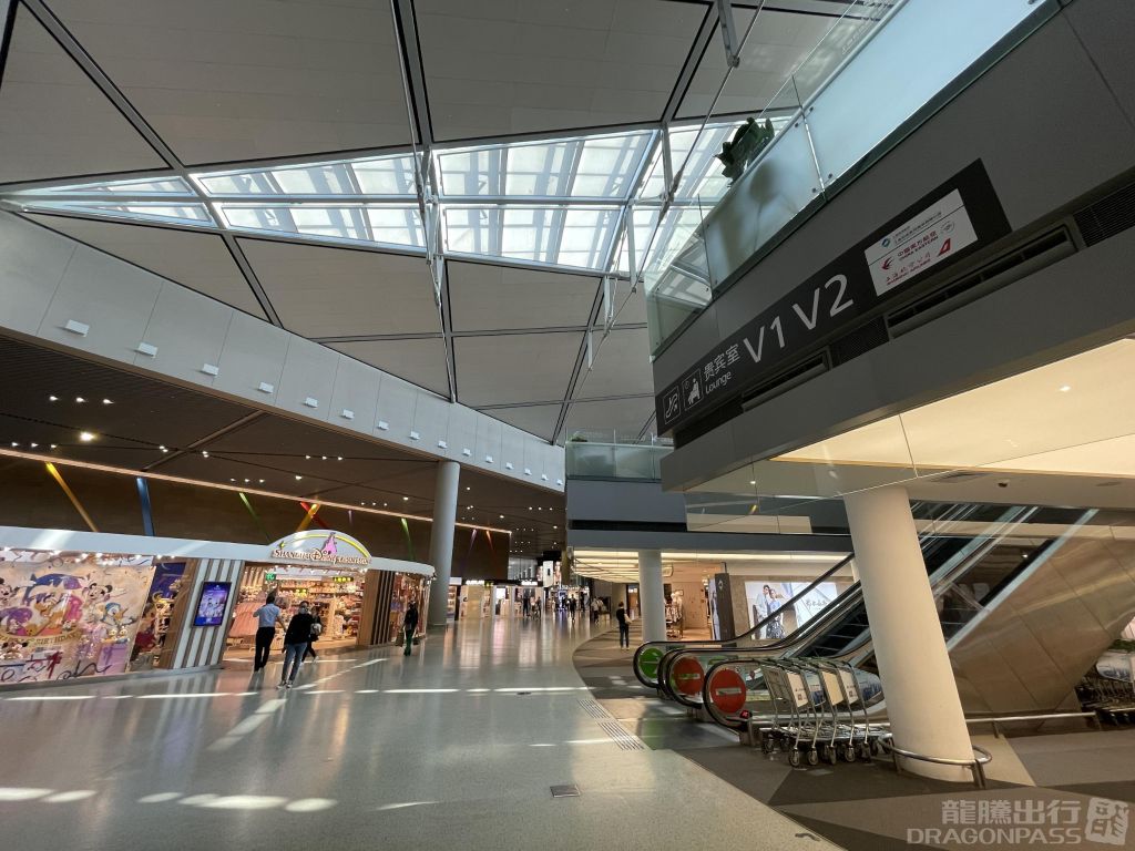 First Class Lounge V1 (T2 - Dom) — food & bar