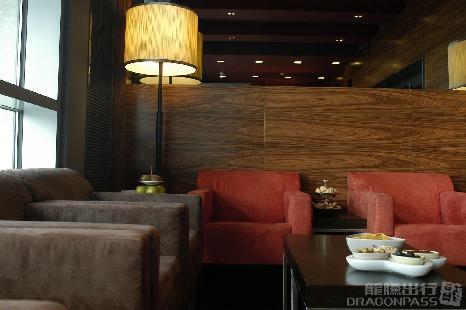 Dan Lounge B — seating area