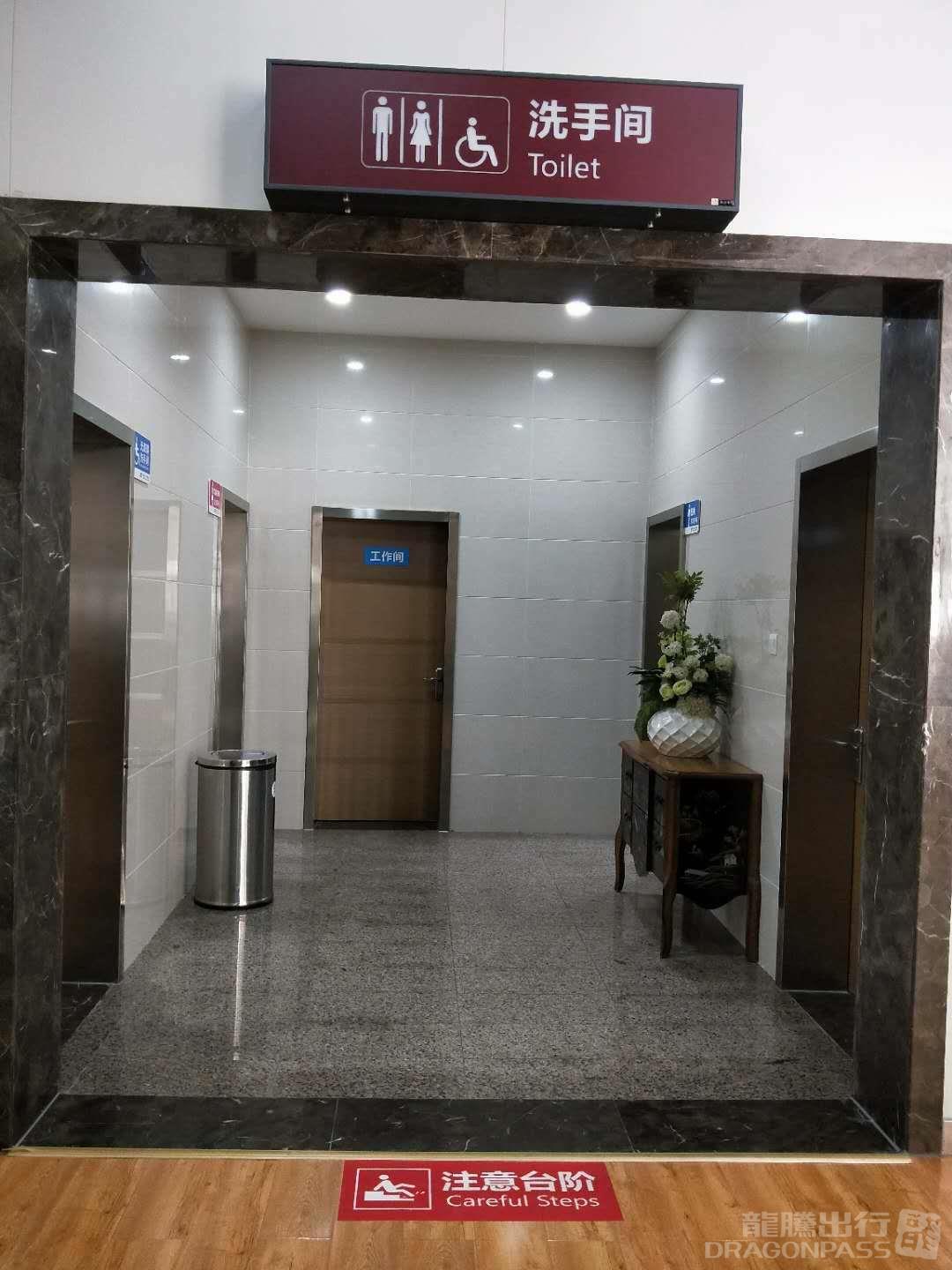First Class Lounge atmosphere, image 8