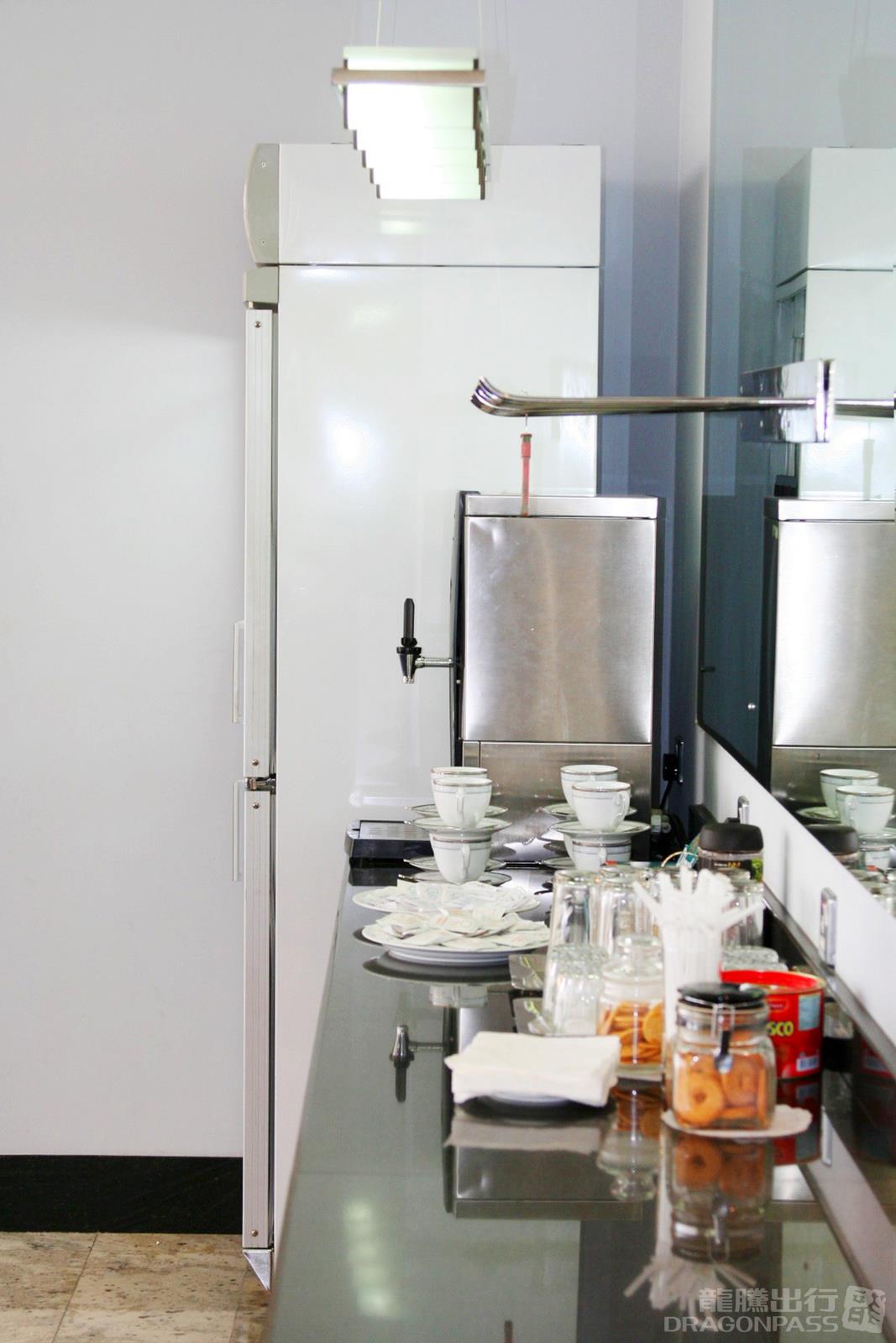 Executive Lounge — food & bar