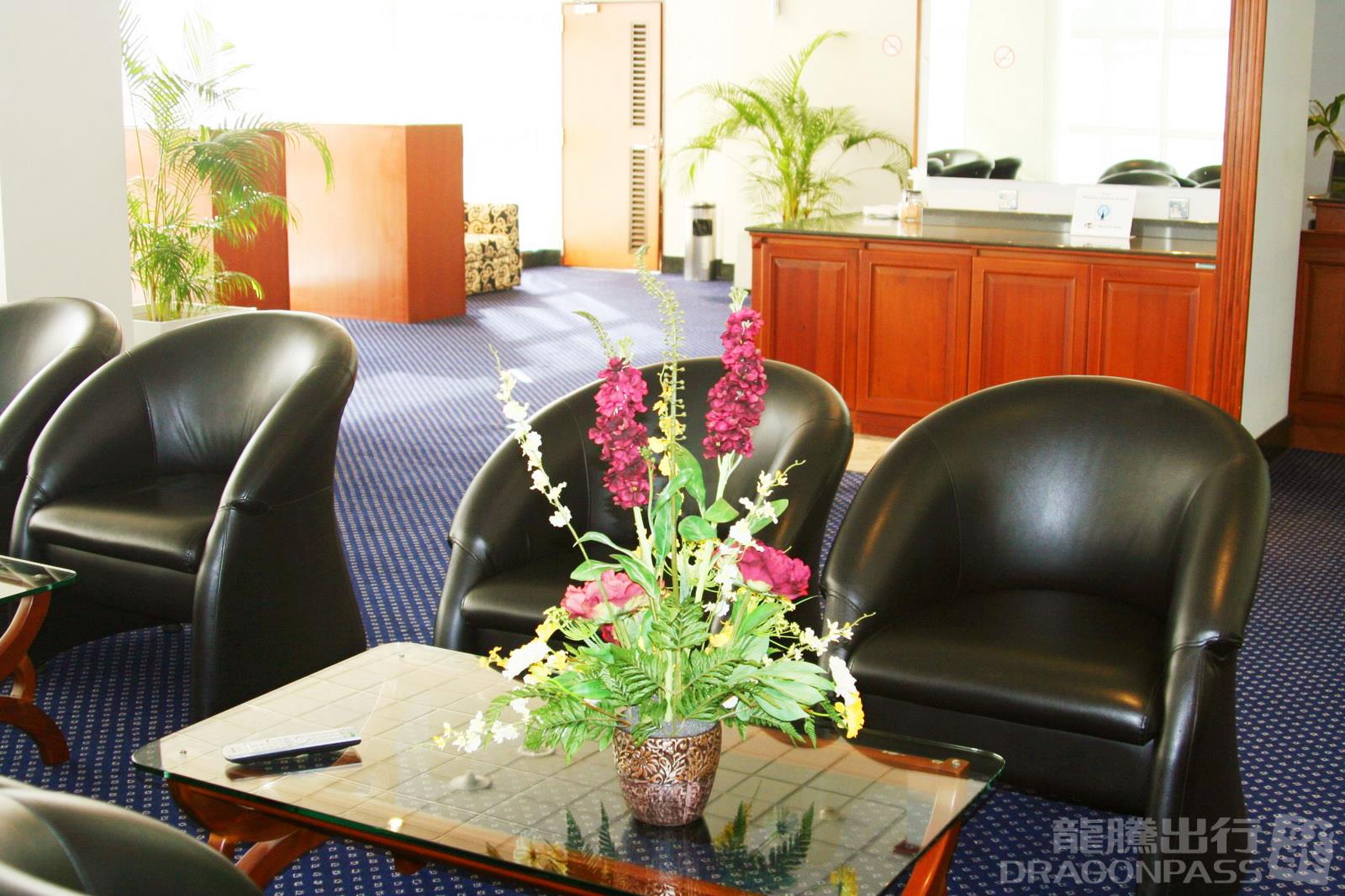 Executive Lounge — food & bar