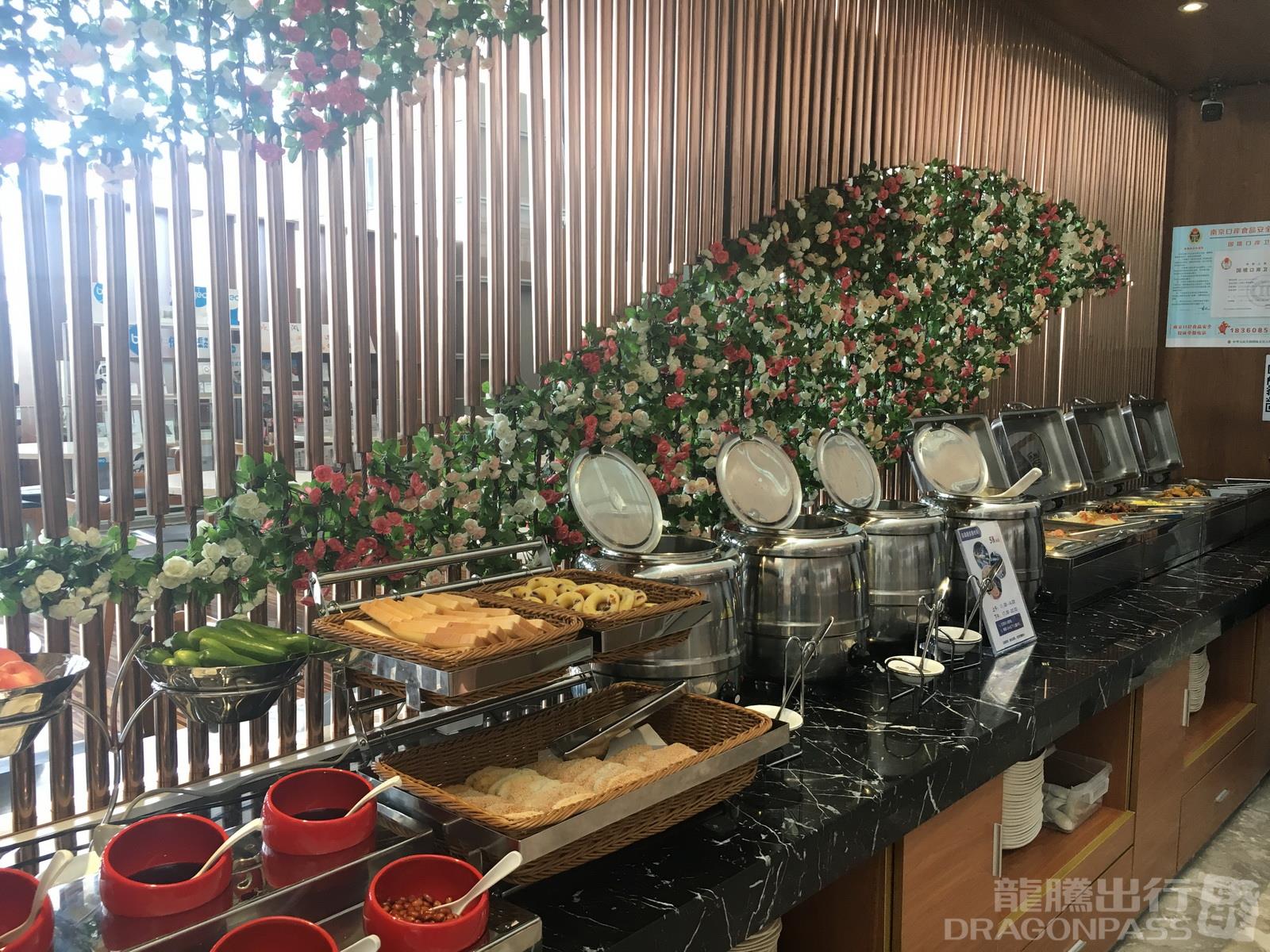 V6 Business Lounge — food & bar
