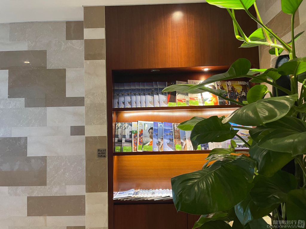 Reception Area Gate 6 — seating area
