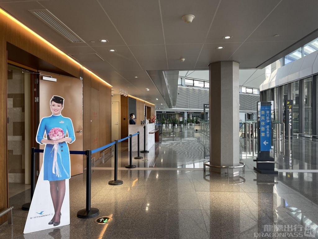 Reception Area Gate 6 — food & bar