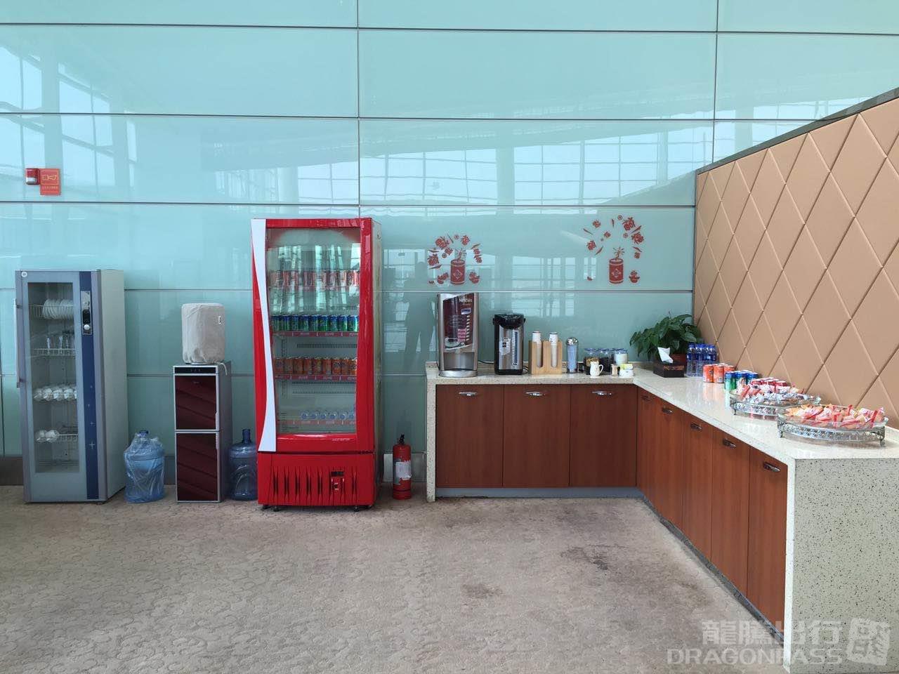 Airport lounge — food & bar