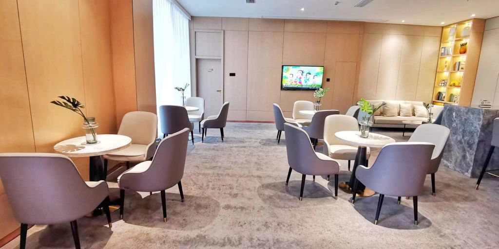 First Class Lounge (Gate A6) atmosphere, image 3
