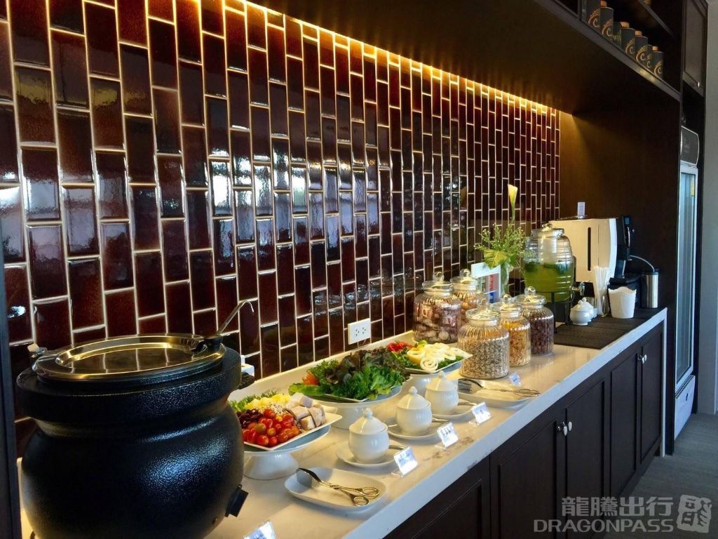 Coral Executive Lounge — food & bar