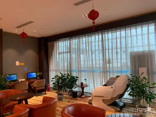 First Class Lounge No.8