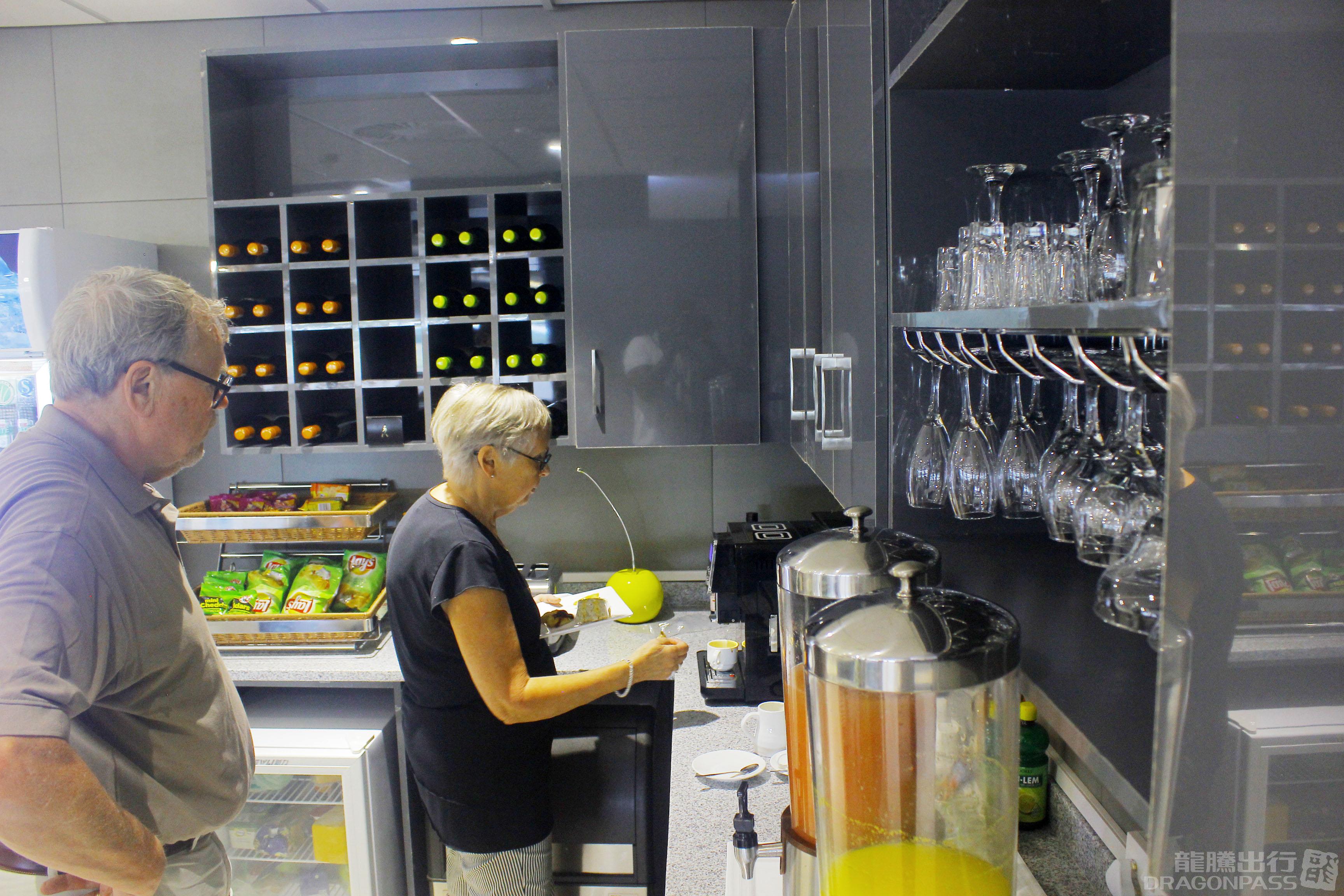 Nthula Lounge (International) — food & bar