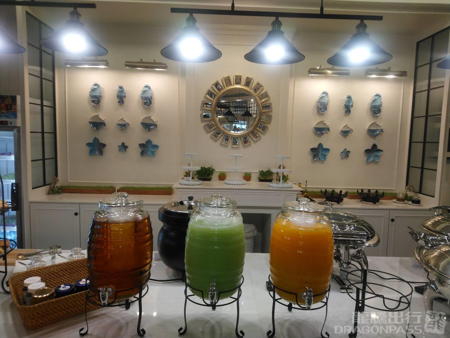 Coral Beach Lounge (Coral Executive Lounge) — food & bar