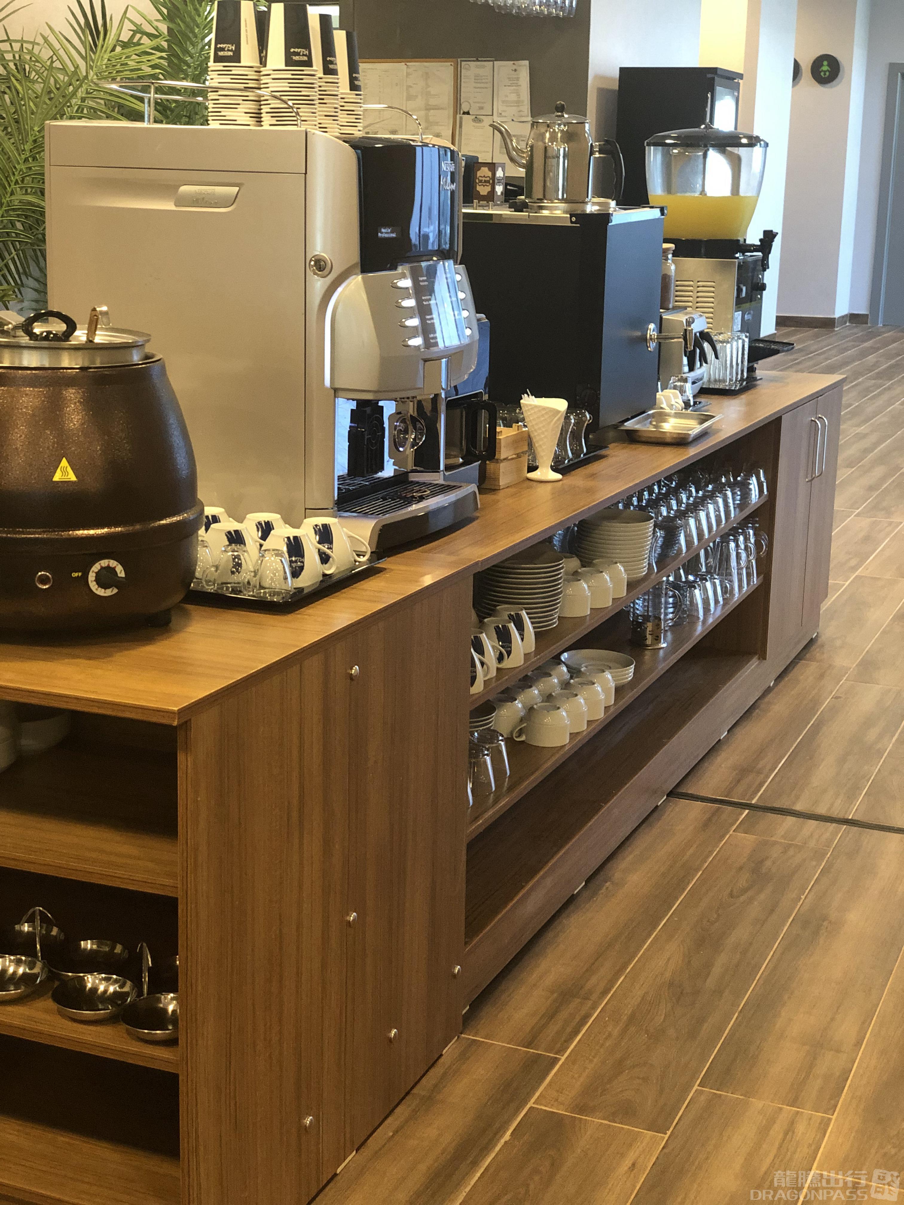 DLM Lounge — food & bar