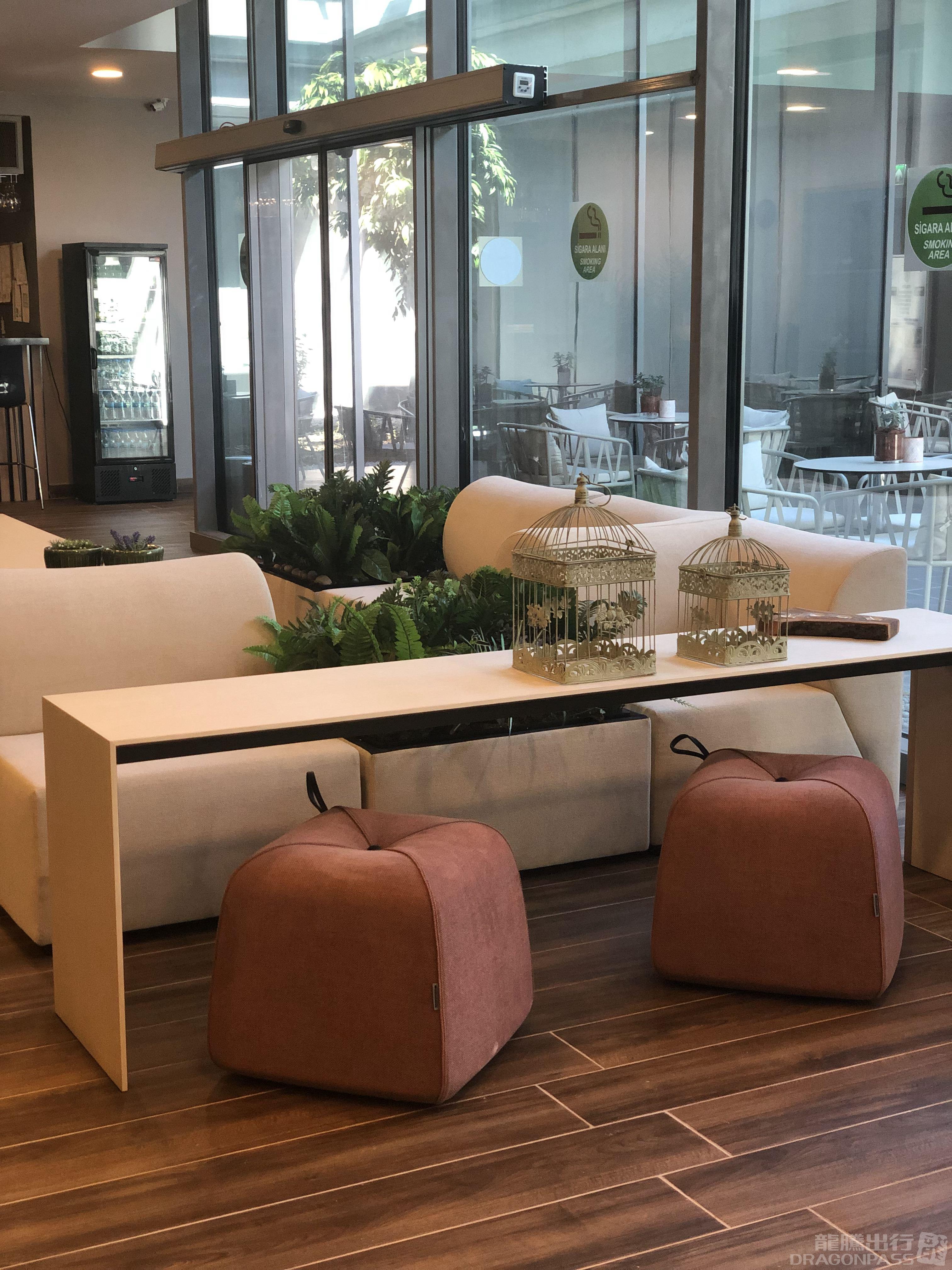 DLM Lounge atmosphere, image 8