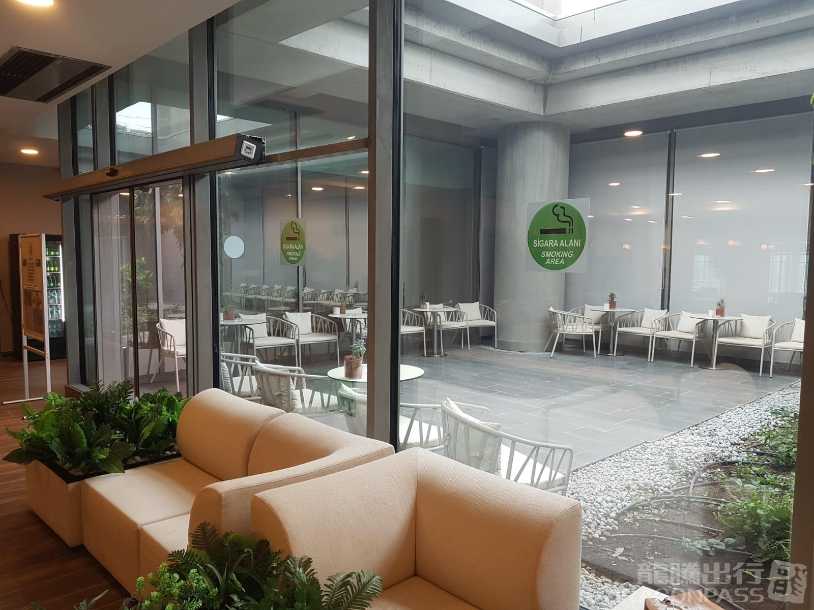 DLM Lounge atmosphere, image 5