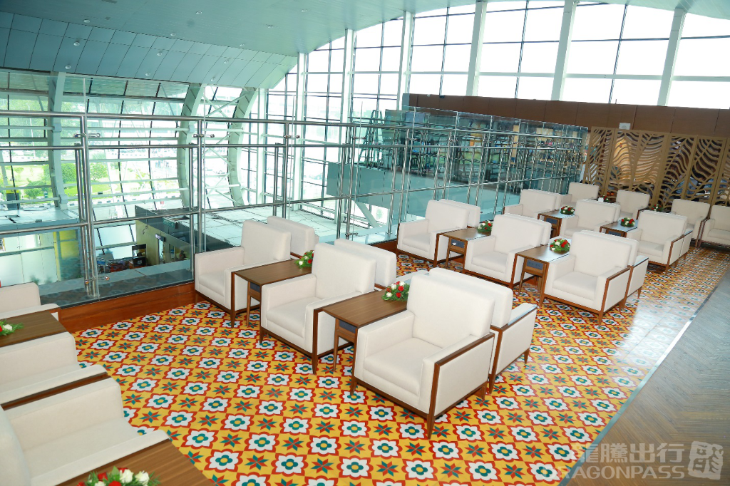 The Lounge (International) — food & bar