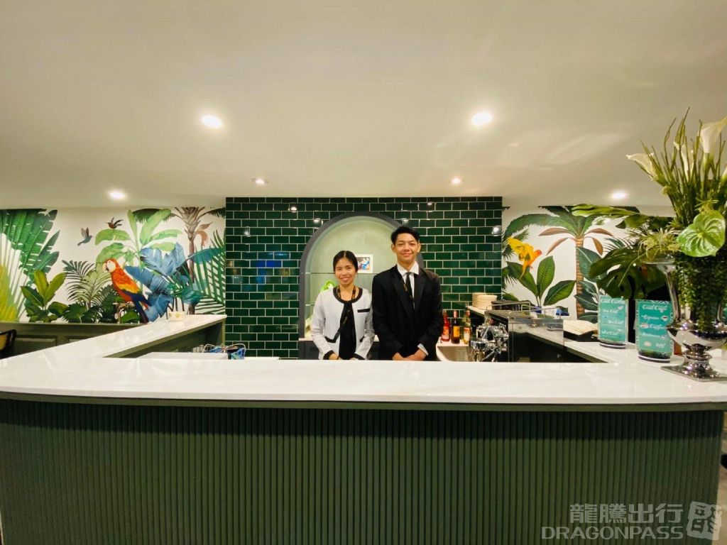 Coral Executive Lounge — food & bar