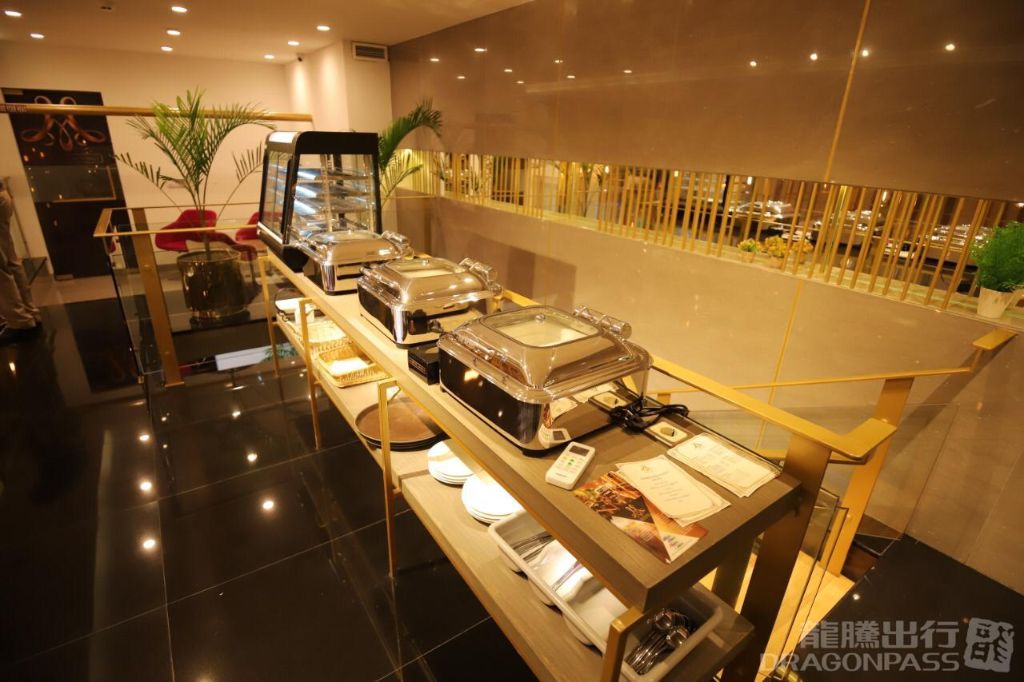 Majestic Lounge atmosphere, image 2