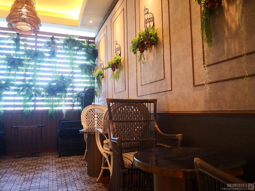 Blue Ribbon Lounge — seating area