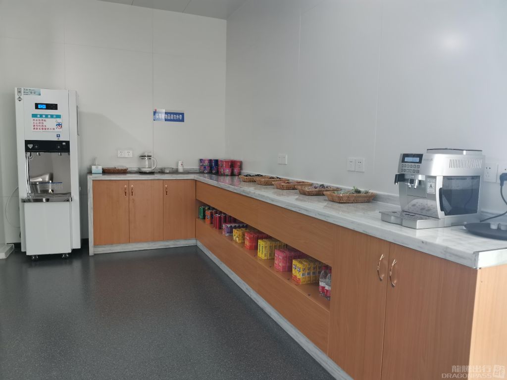 First Class Lounge atmosphere, image 5